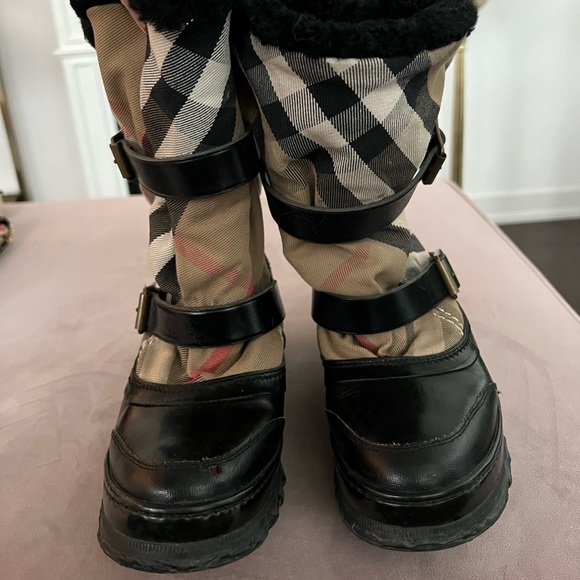 Burberry boots in size 36 for sale, in good condition. - Picture 2 of 4